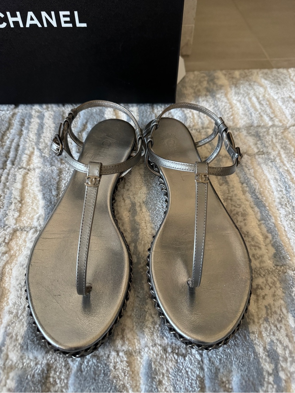 Chanel Metallic Silver Leather T-Strap Thong Sandals - Chain Details & CC Logo - Picture 2 of 8